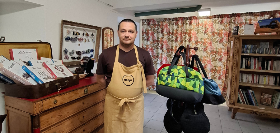 Johnny, travailleur au sein de l'ESAT Utopi Dol-de-Bretagne dans la boutique 