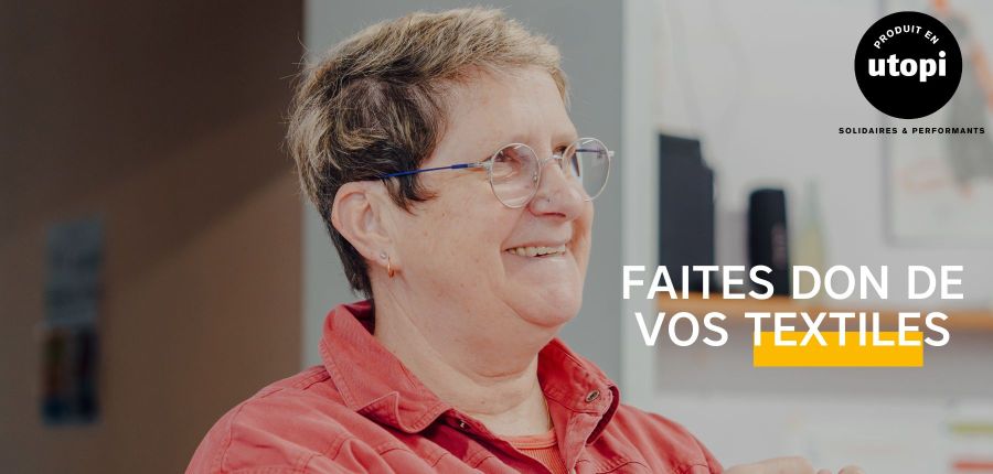 Femme qui sourit à l'atelier couture de l'ESAT Utopi Dol de Bretagne