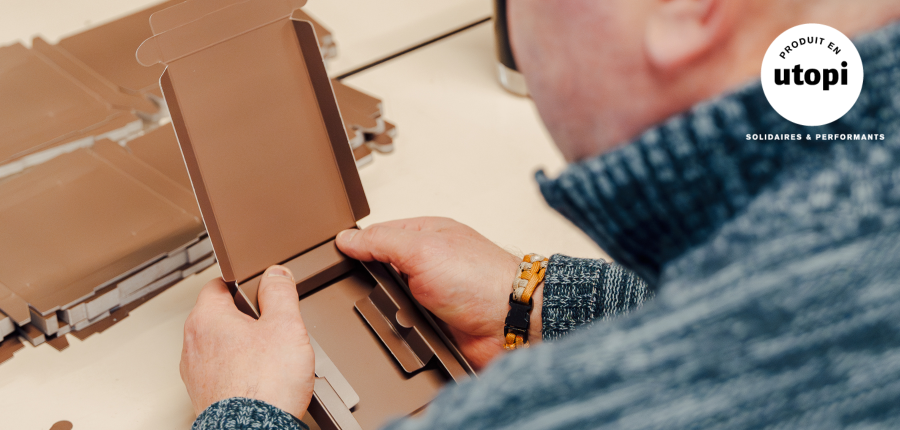 Homme qui emballe des produits