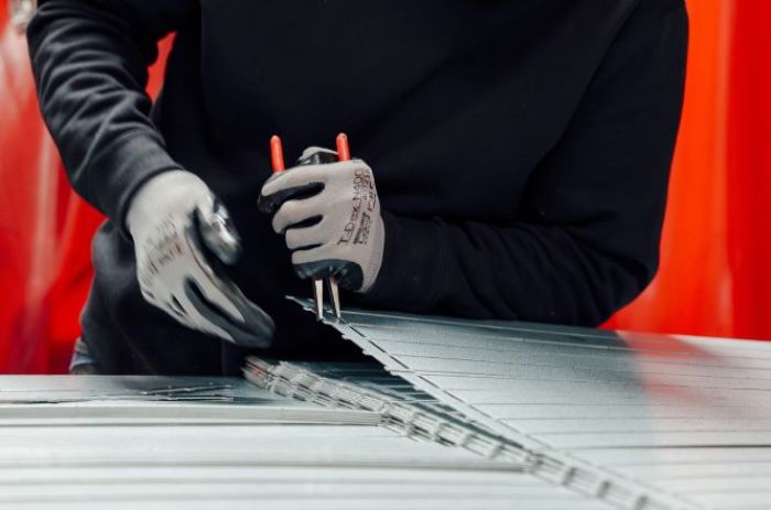 Dégrafages de pièces en acier